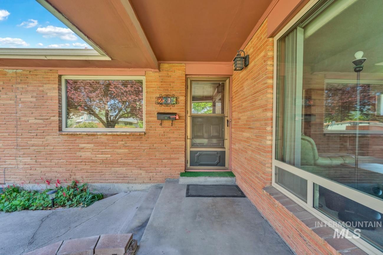 2306 N Grandee St. Property Photo 1