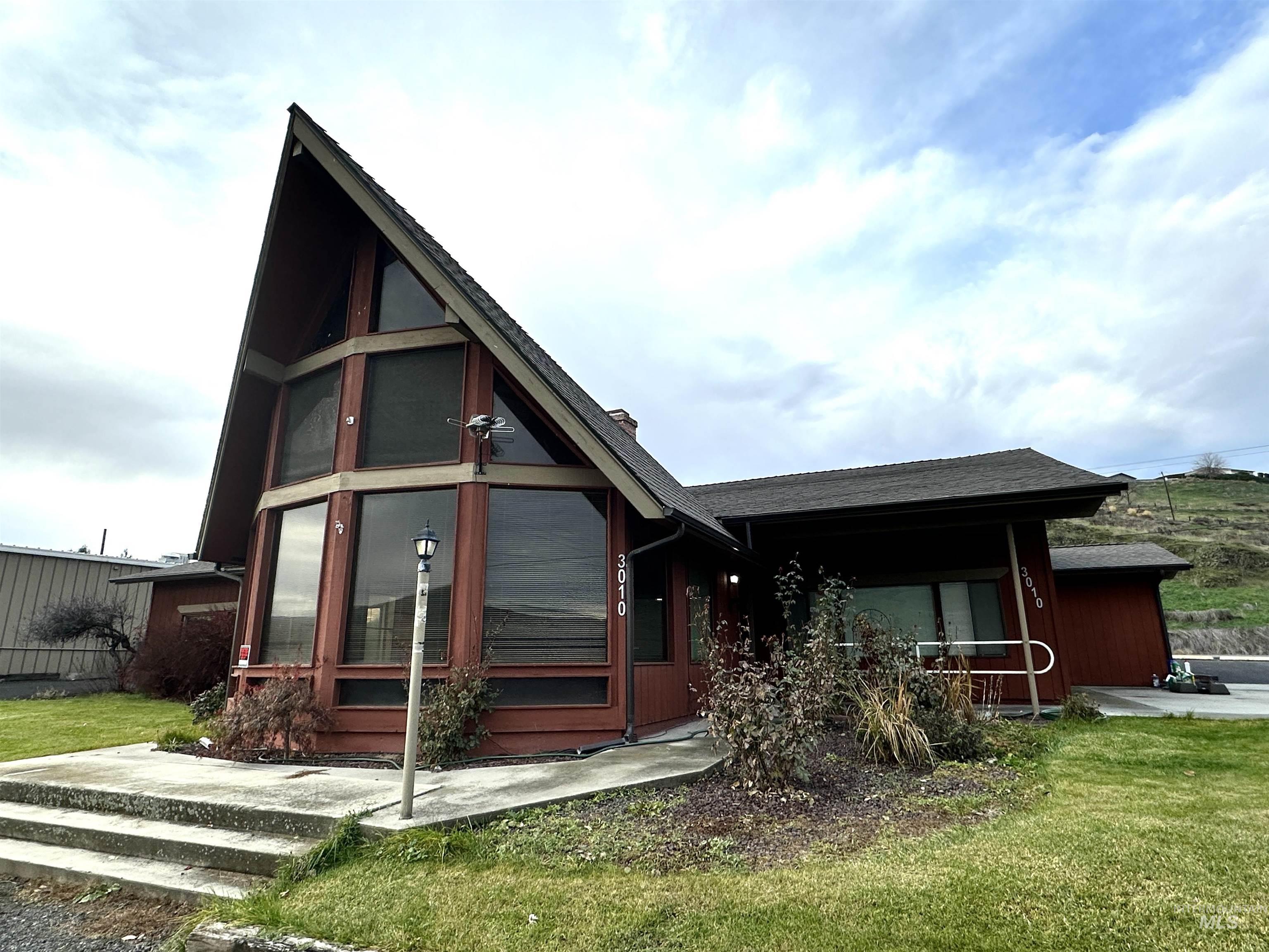 3010 Riverside Dr Property Photo
