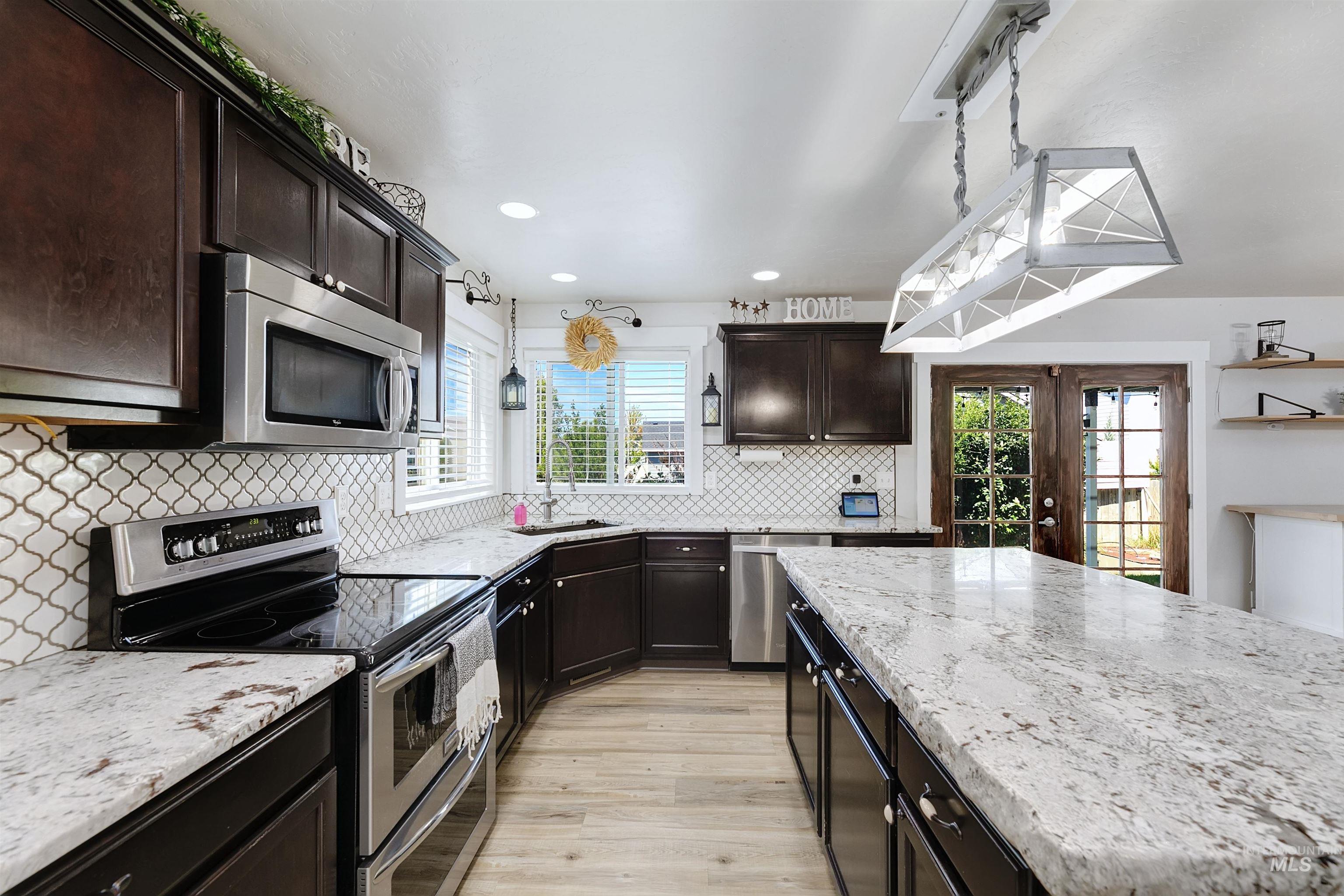 1052 E Sicily Property Photo 4
