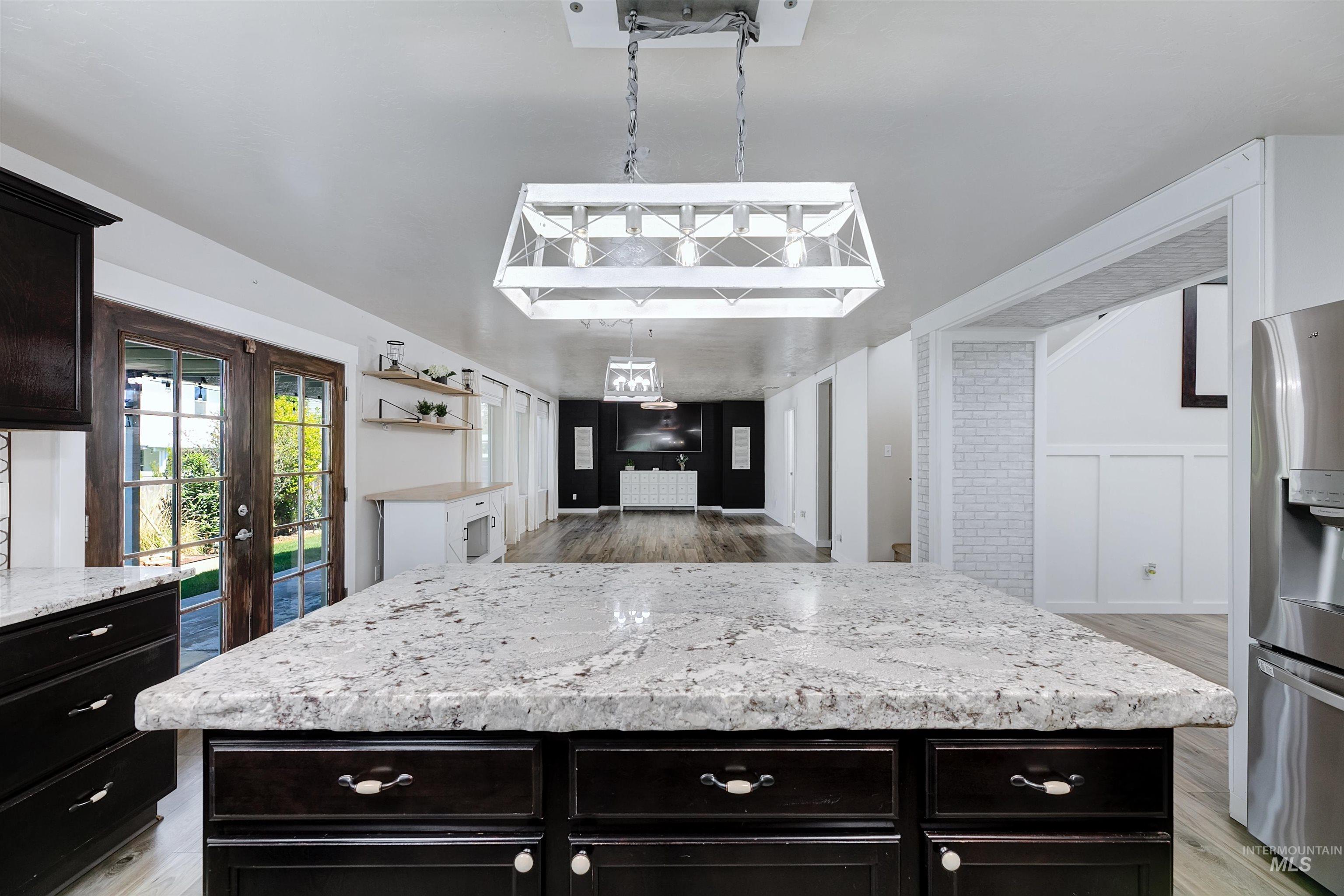 1052 E Sicily Property Photo 5