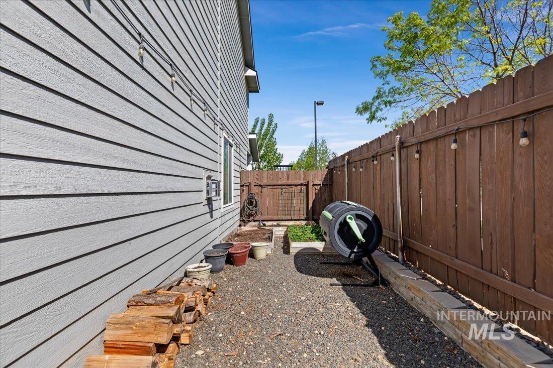 915 Ione Ave Property Photo 37