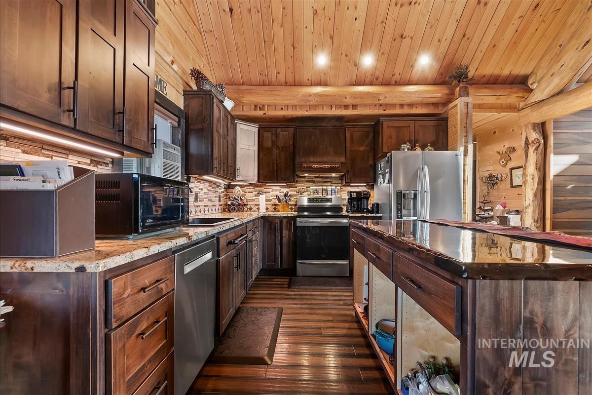 1684 Stirrup Way Property Photo 13