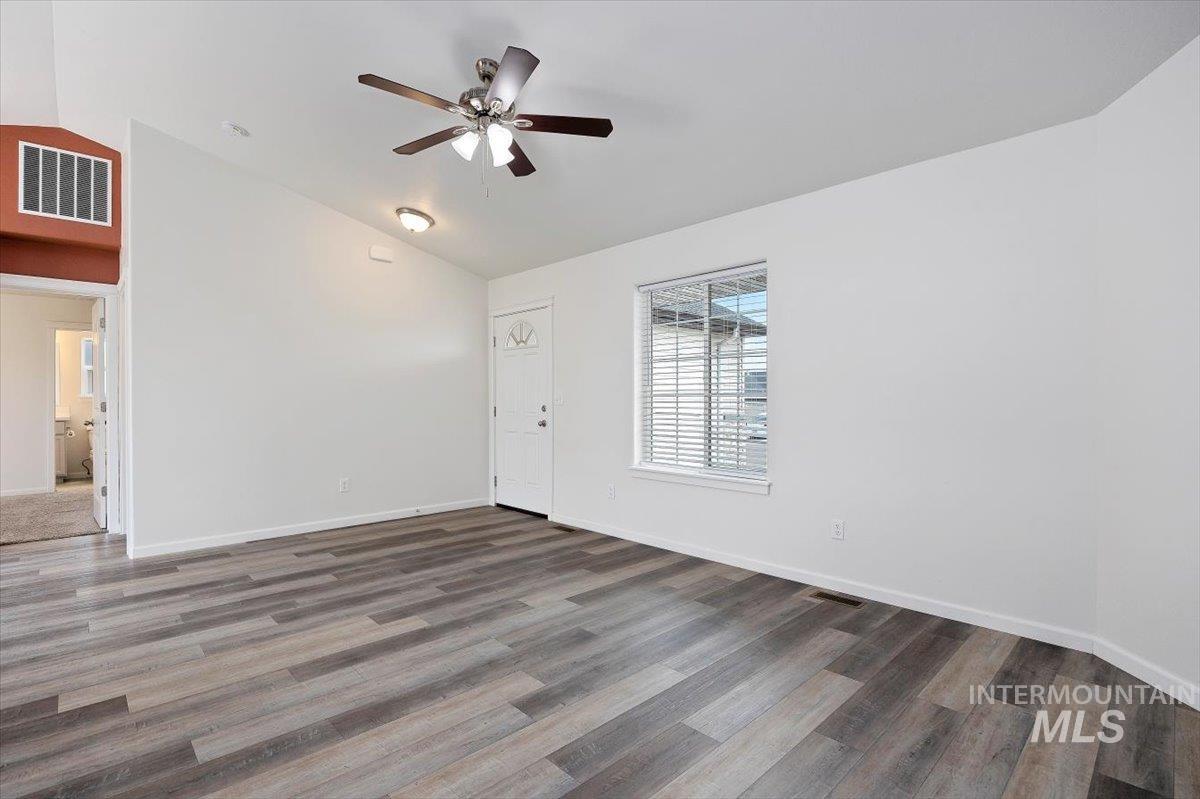 366 Benno St Property Photo 6