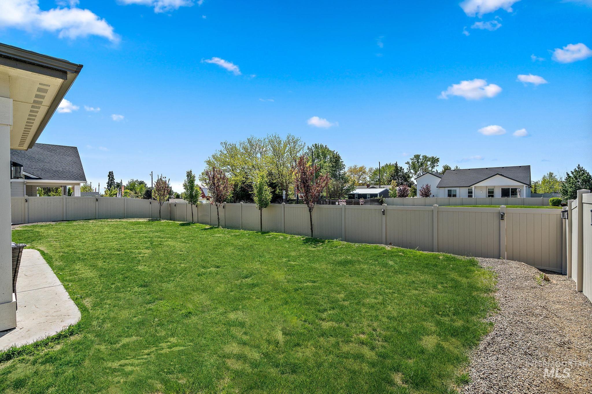 2245 N Burnam Ave Property Photo 50