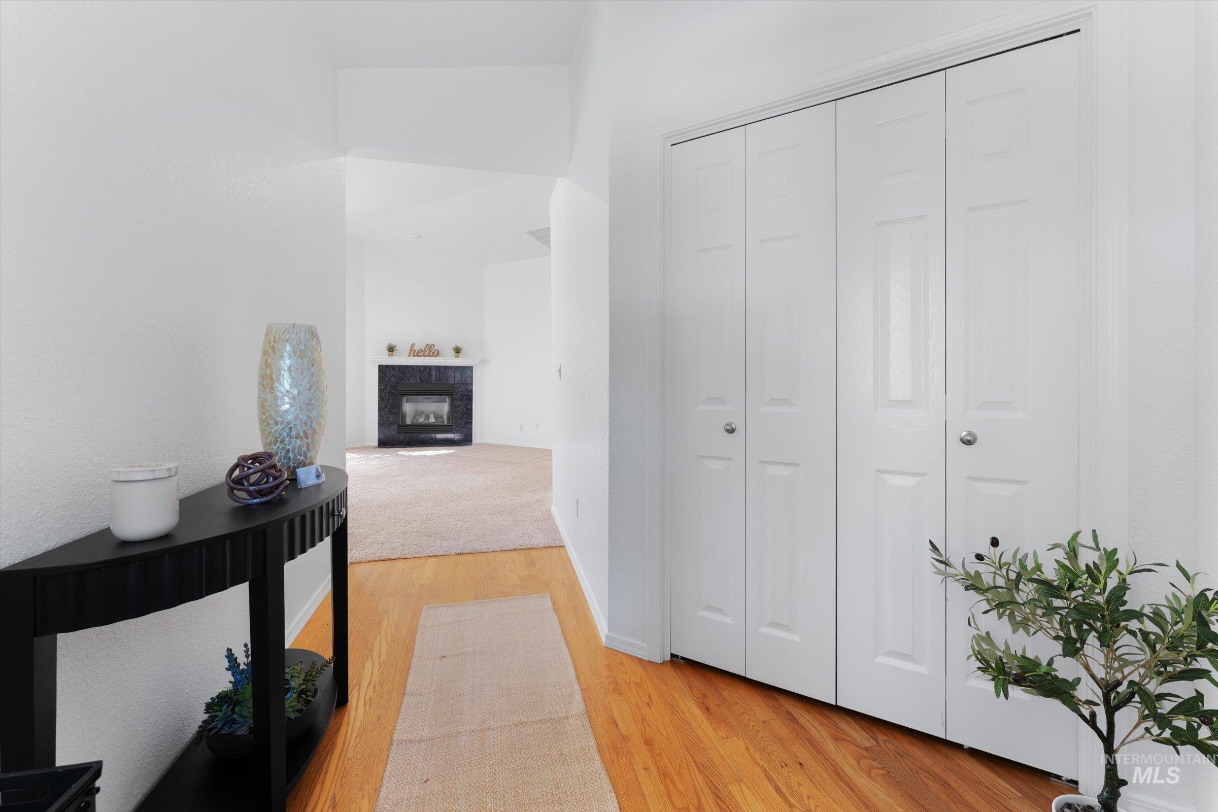 854 E Old Saybrook Ln Property Photo 3