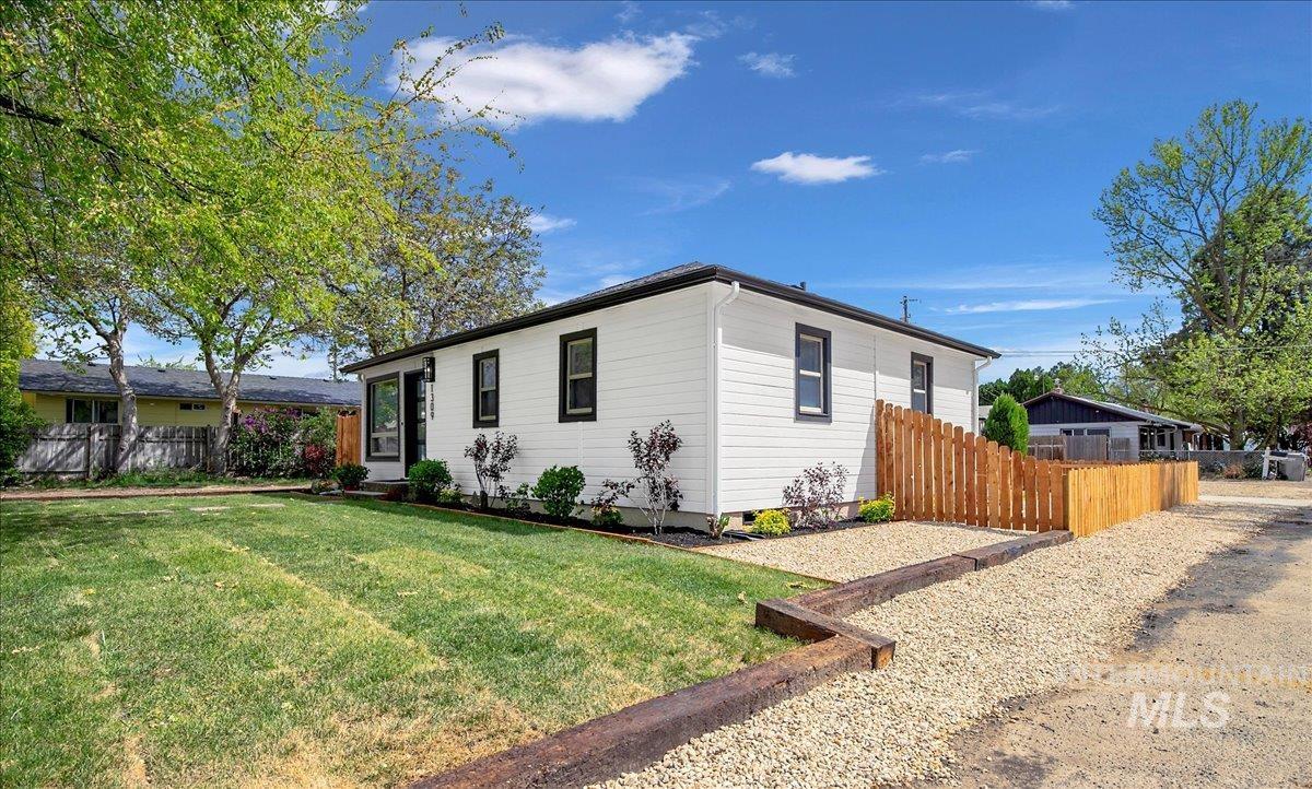 1309 W Melrose Street Property Photo 4