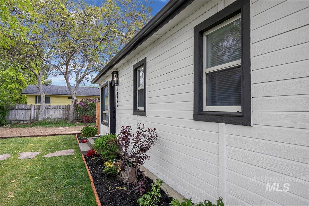 1309 W Melrose Street Property Photo 5