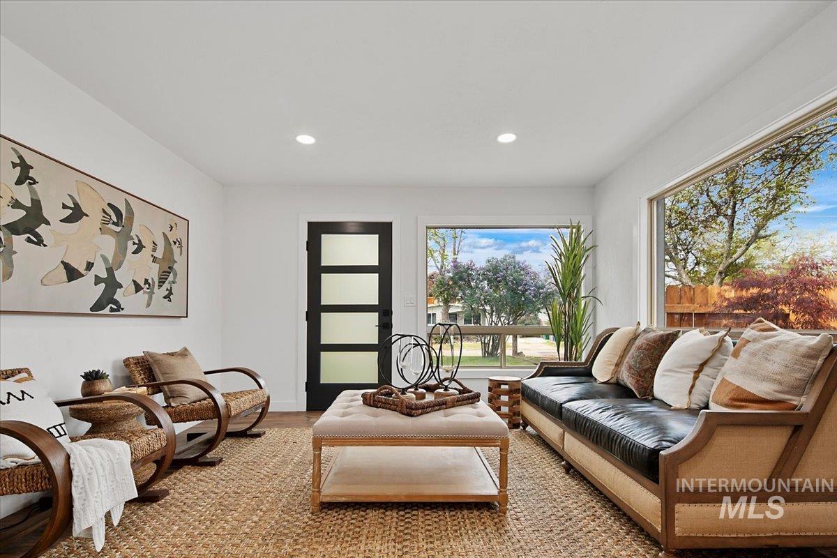 1309 W Melrose Street Property Photo 8