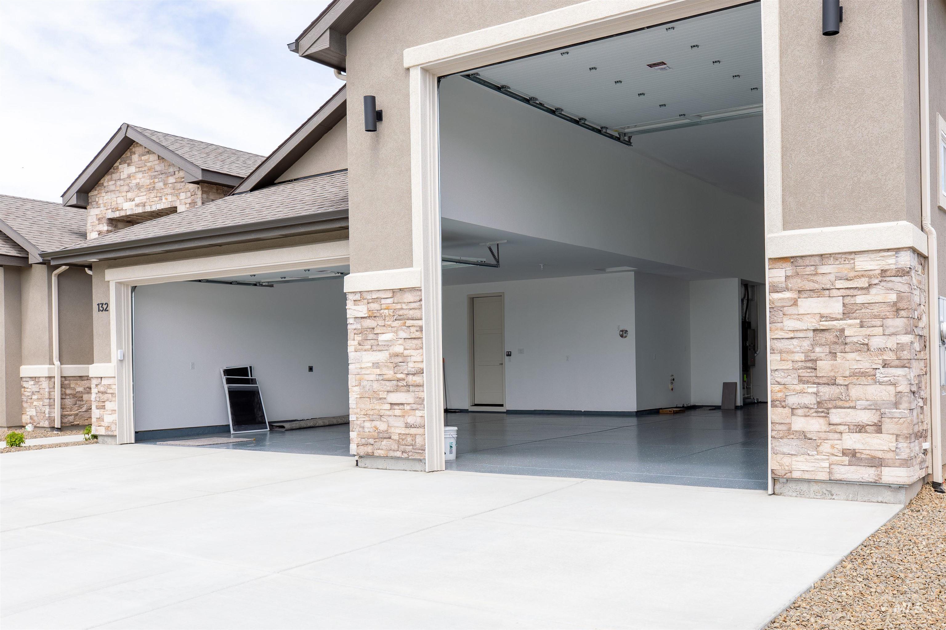 132 E Heliotrope Drive Property Photo 3
