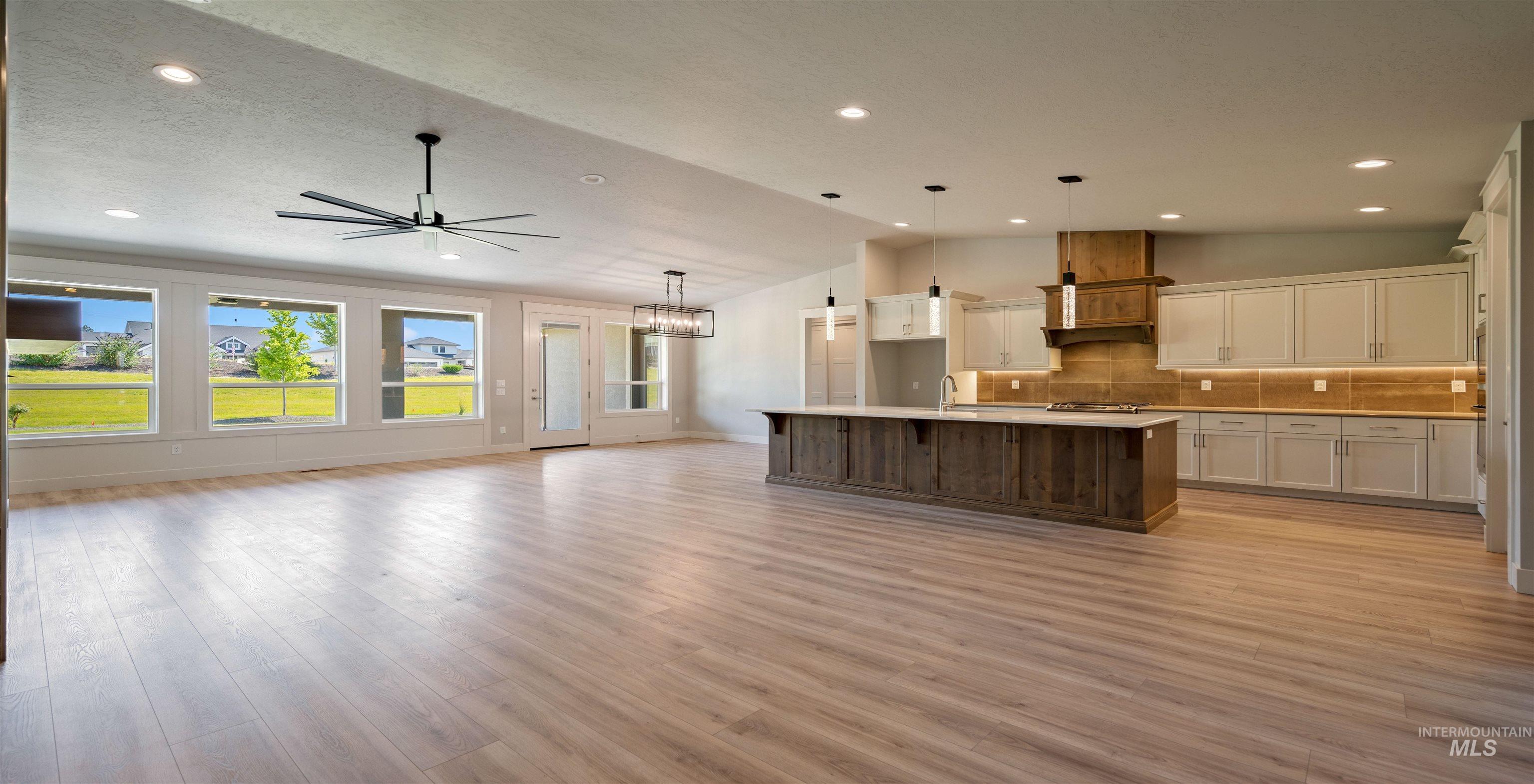 132 E Heliotrope Drive Property Photo 10