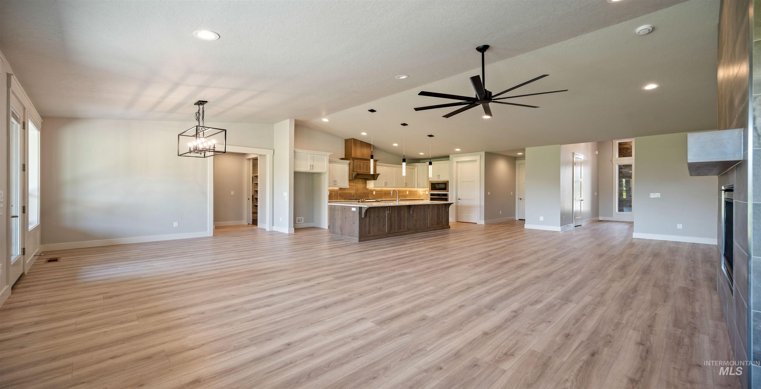 132 E Heliotrope Drive Property Photo 11