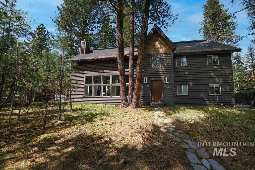 925 Conifer St Property Photo 3