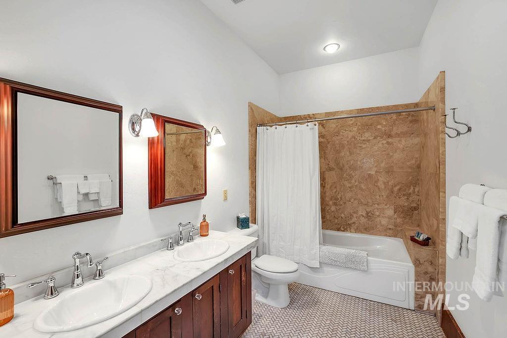 925 Conifer St Property Photo 18