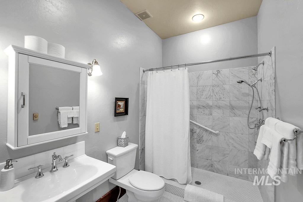 925 Conifer St Property Photo 19