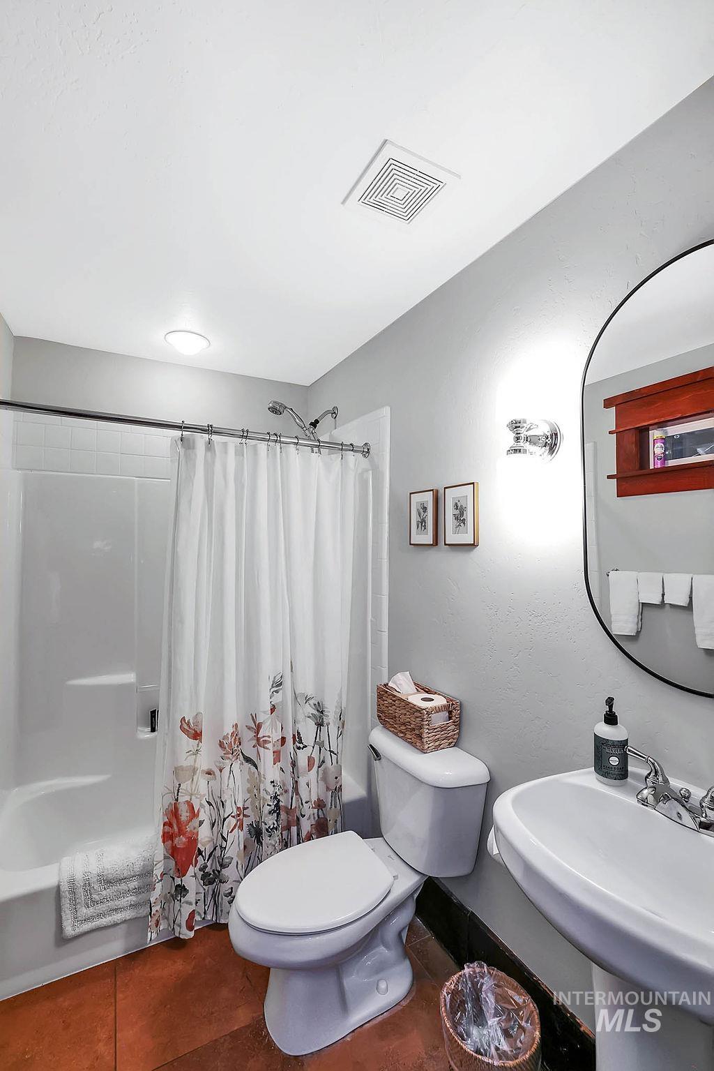 925 Conifer St Property Photo 21