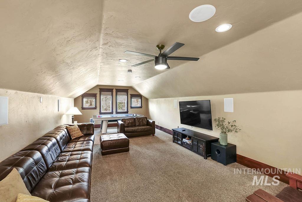 925 Conifer St Property Photo 29