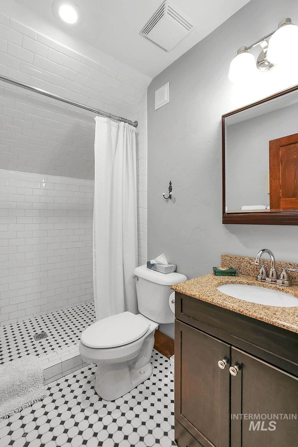 925 Conifer St Property Photo 33