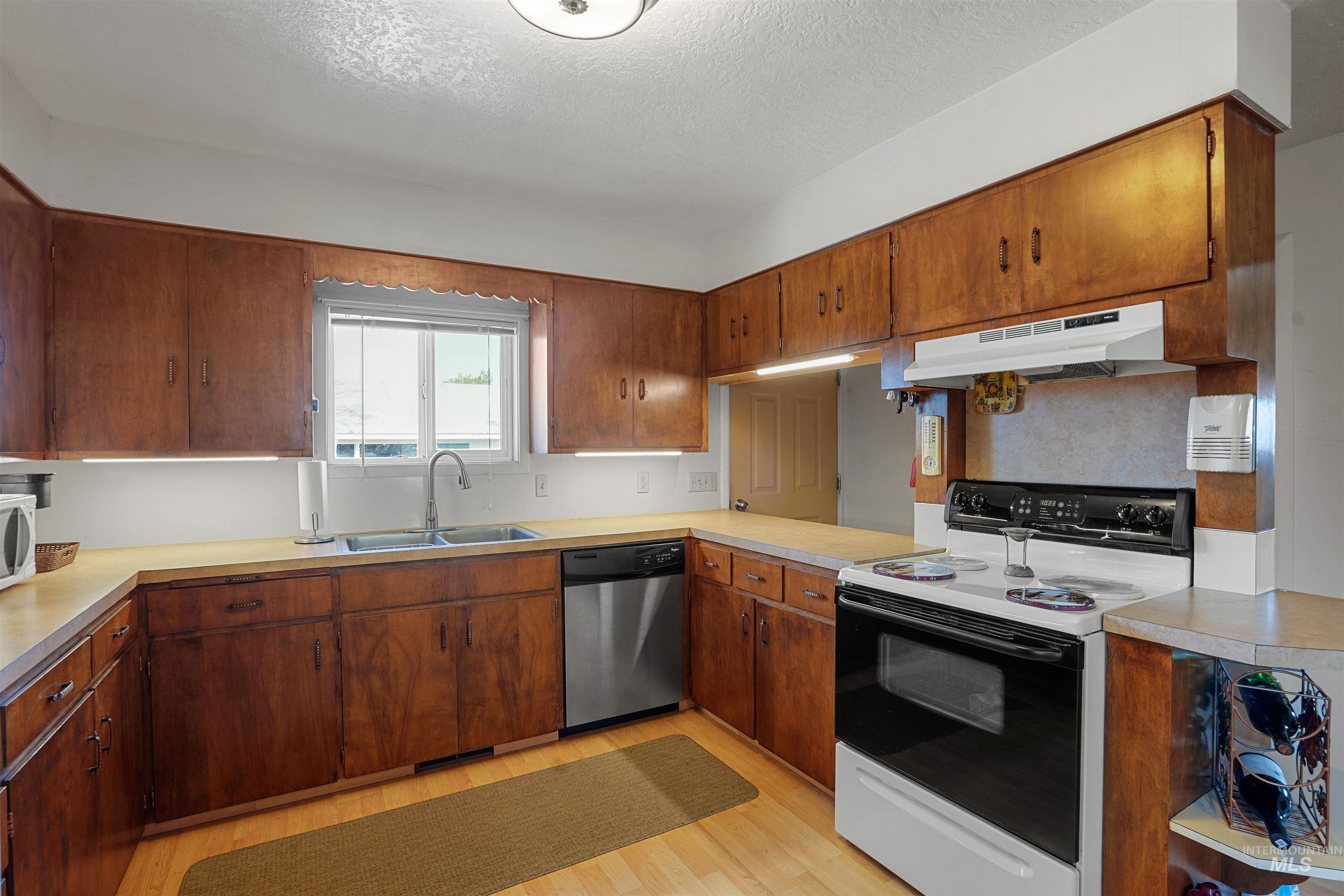250 Huddleston Road Property Photo 3