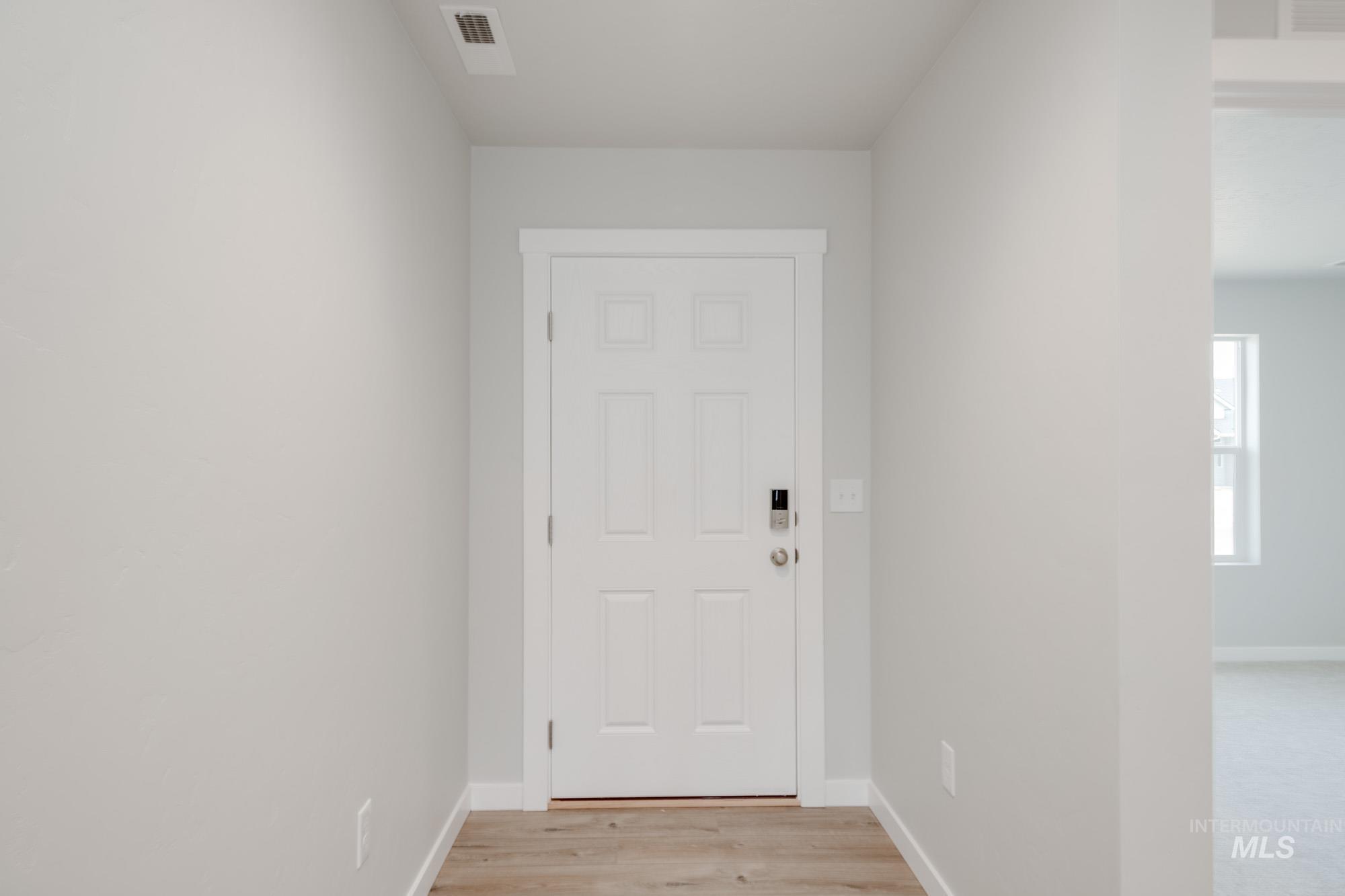 2064 N Thunderbolt St Property Photo 2
