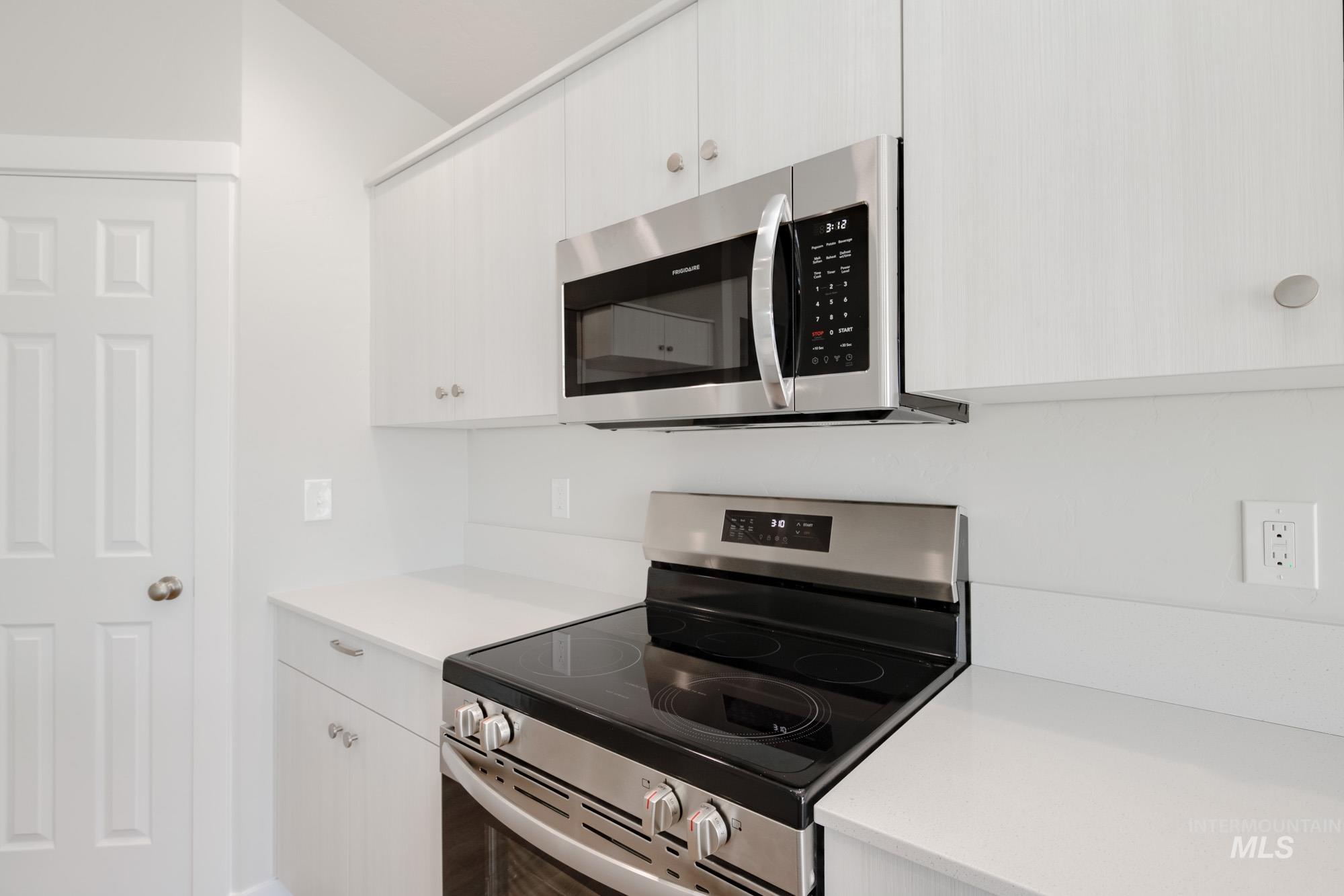 2064 N Thunderbolt St Property Photo 4