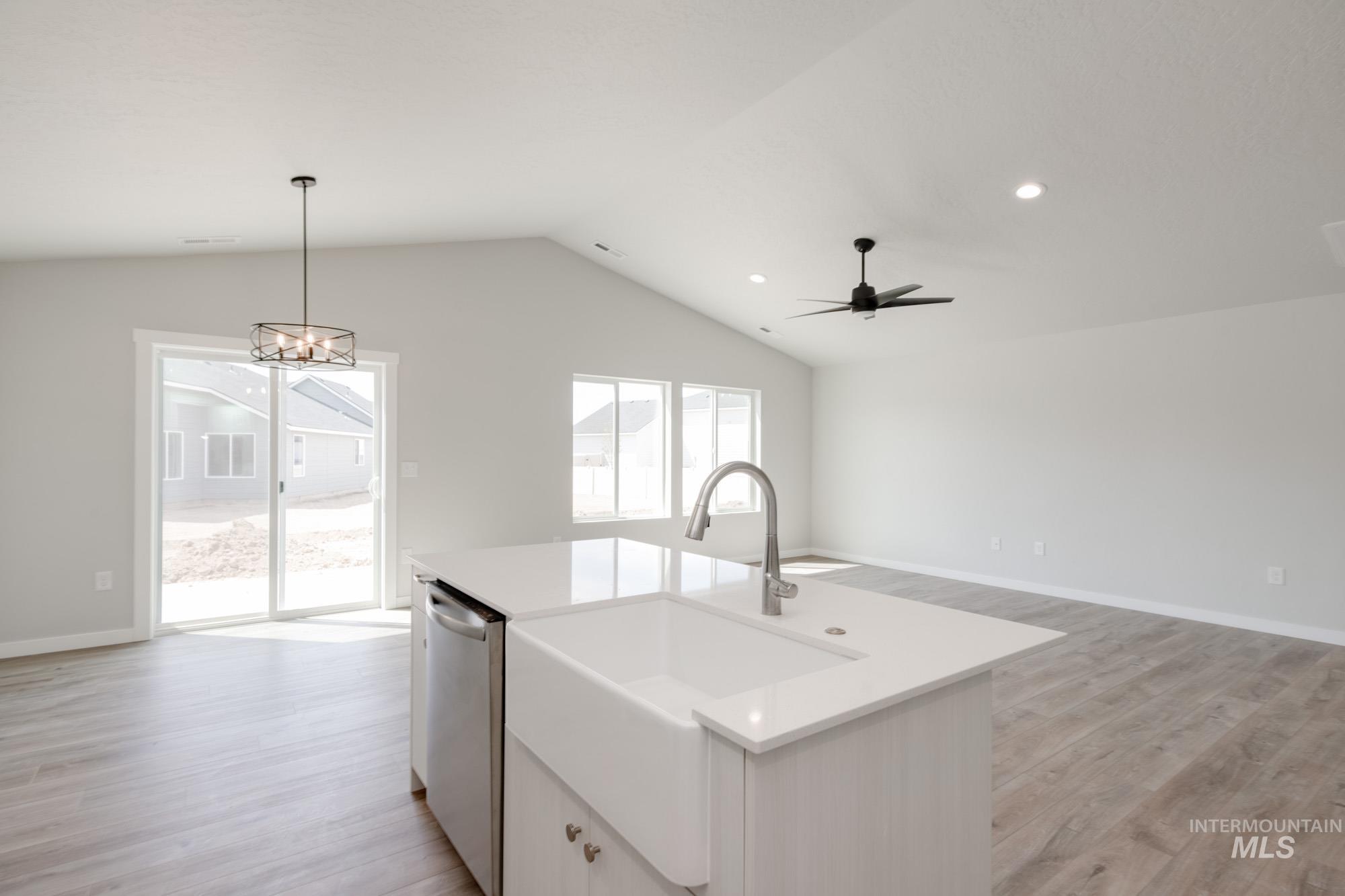 2064 N Thunderbolt St Property Photo 5