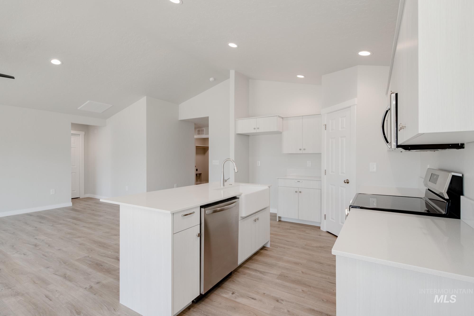 2064 N Thunderbolt St Property Photo 6