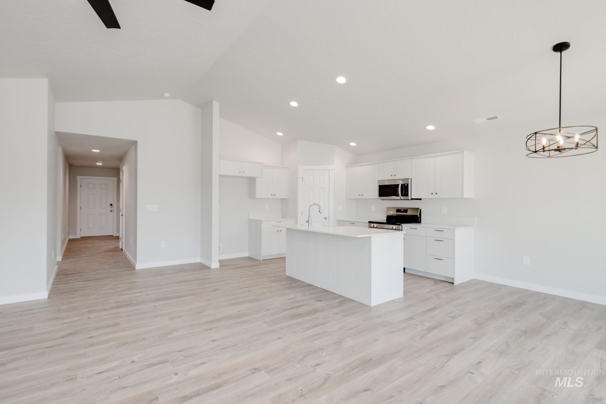 2064 N Thunderbolt St Property Photo 8