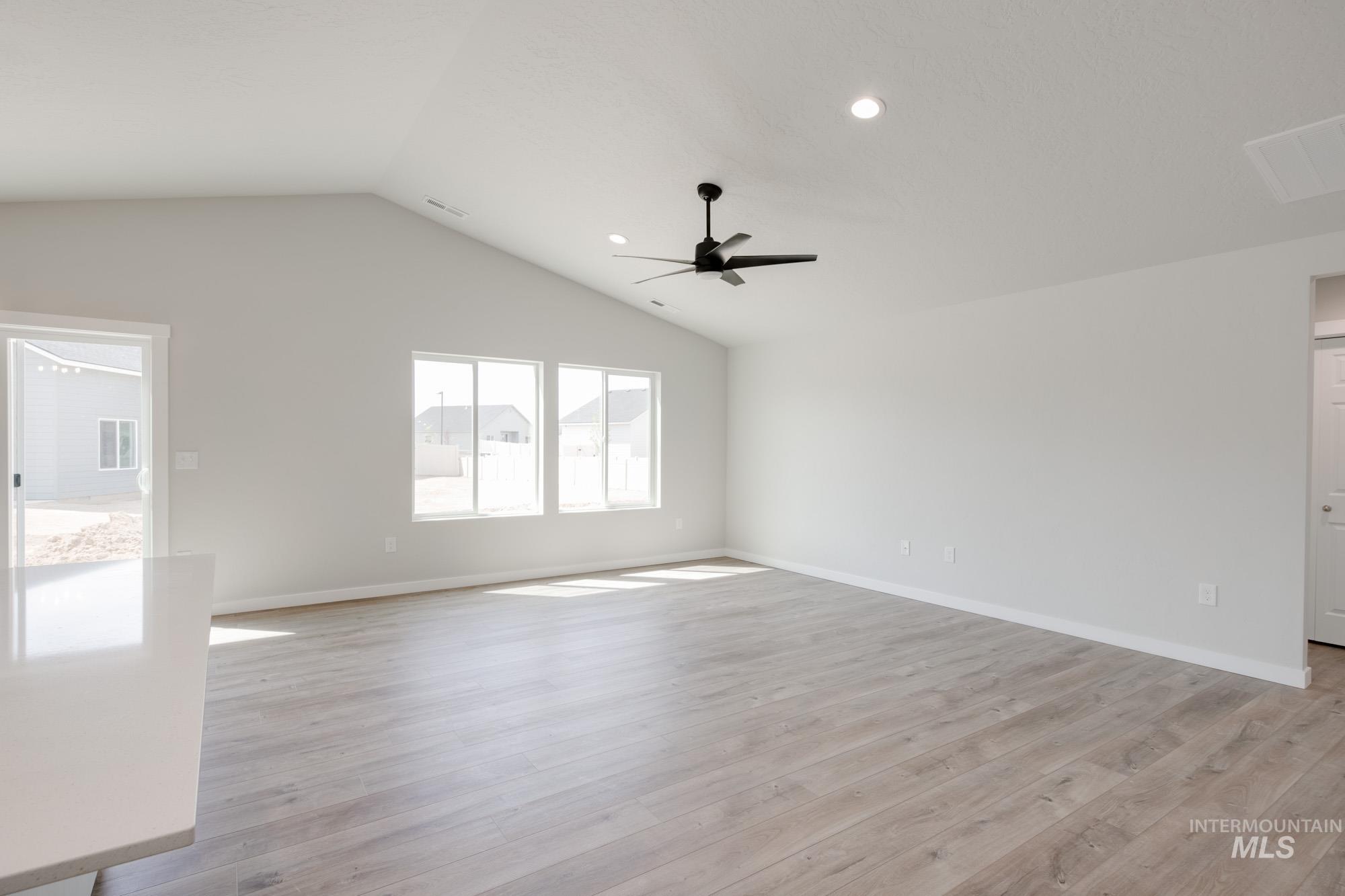 2064 N Thunderbolt St Property Photo 9