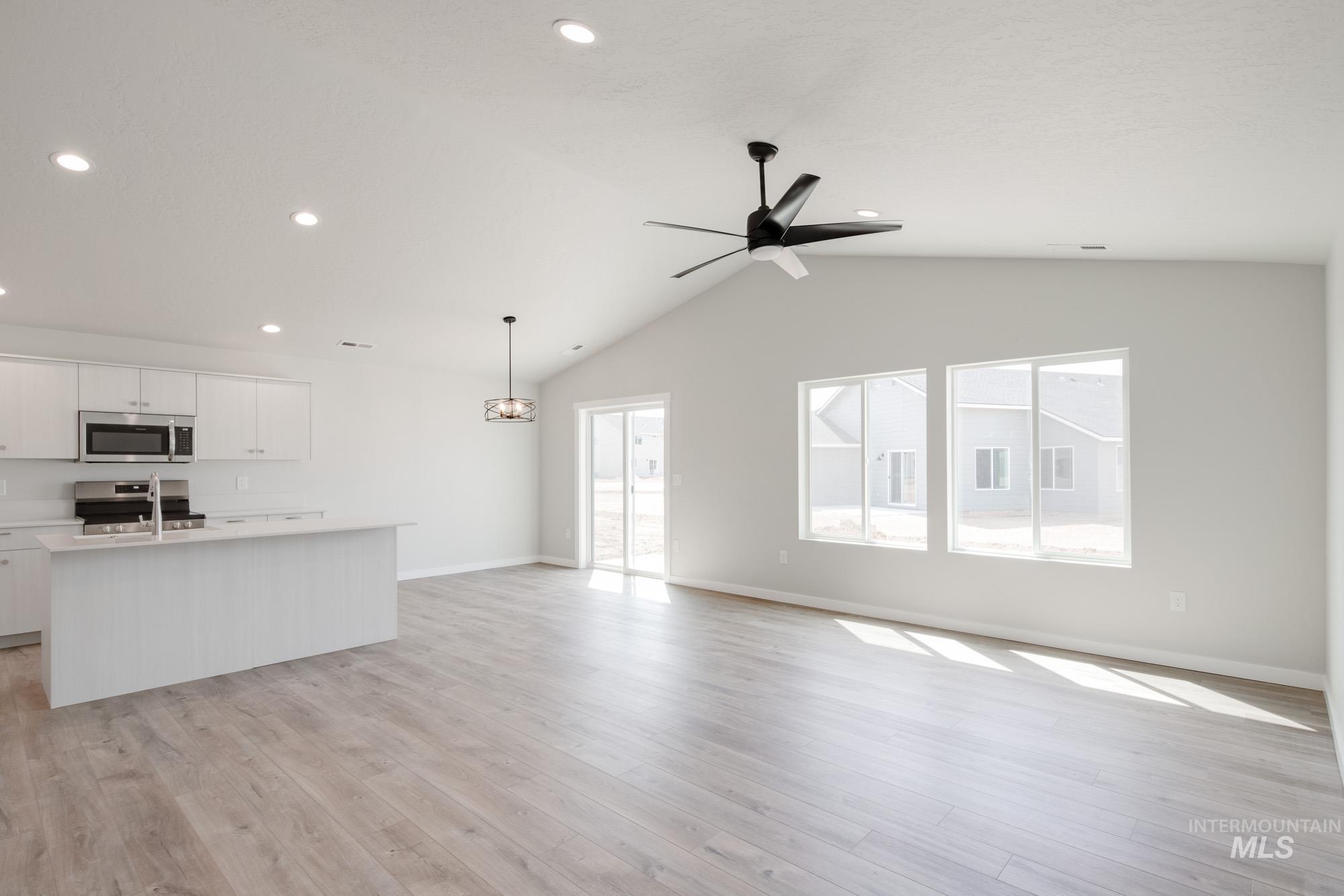 2064 N Thunderbolt St Property Photo 10