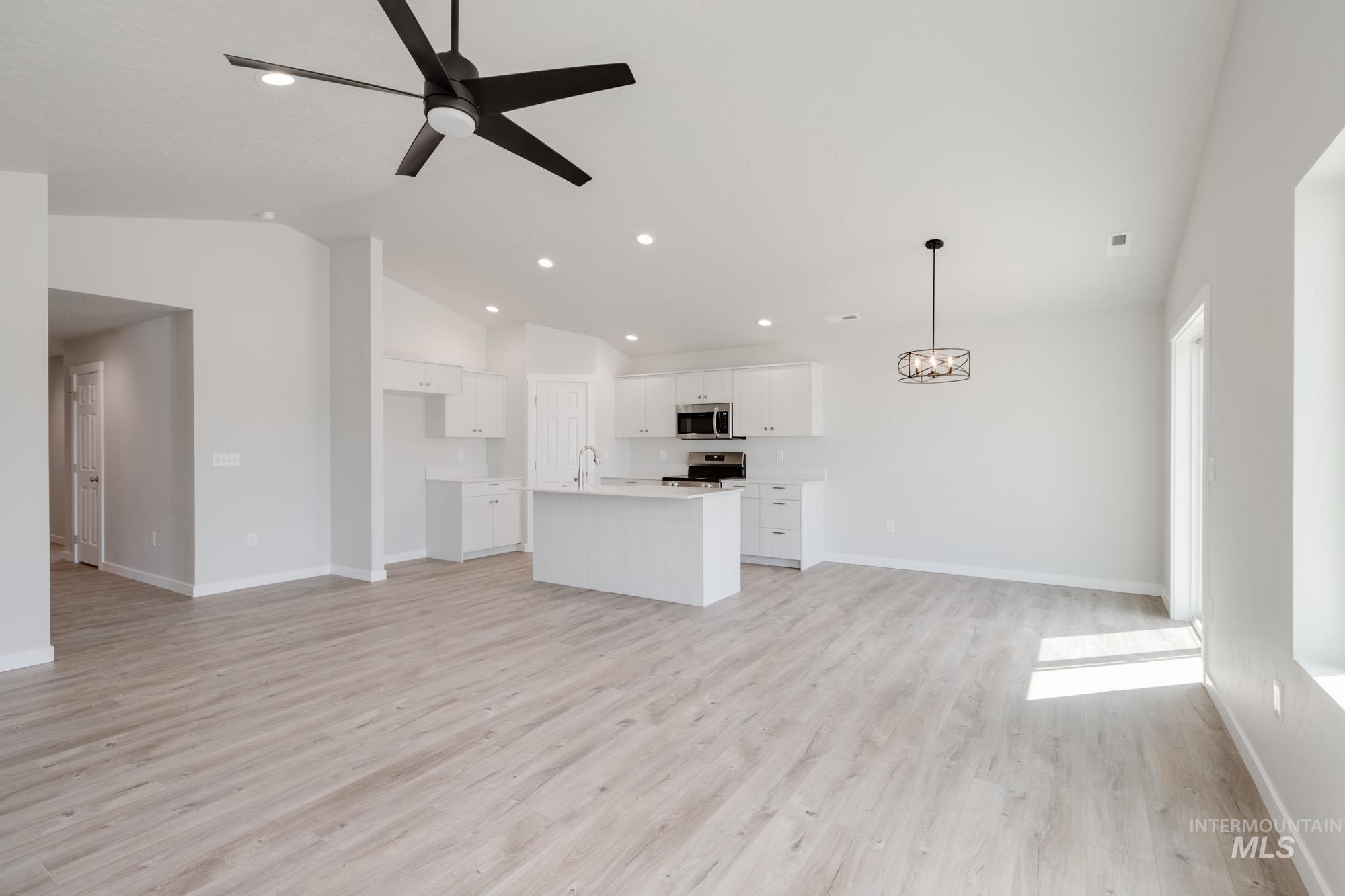 2064 N Thunderbolt St Property Photo 11