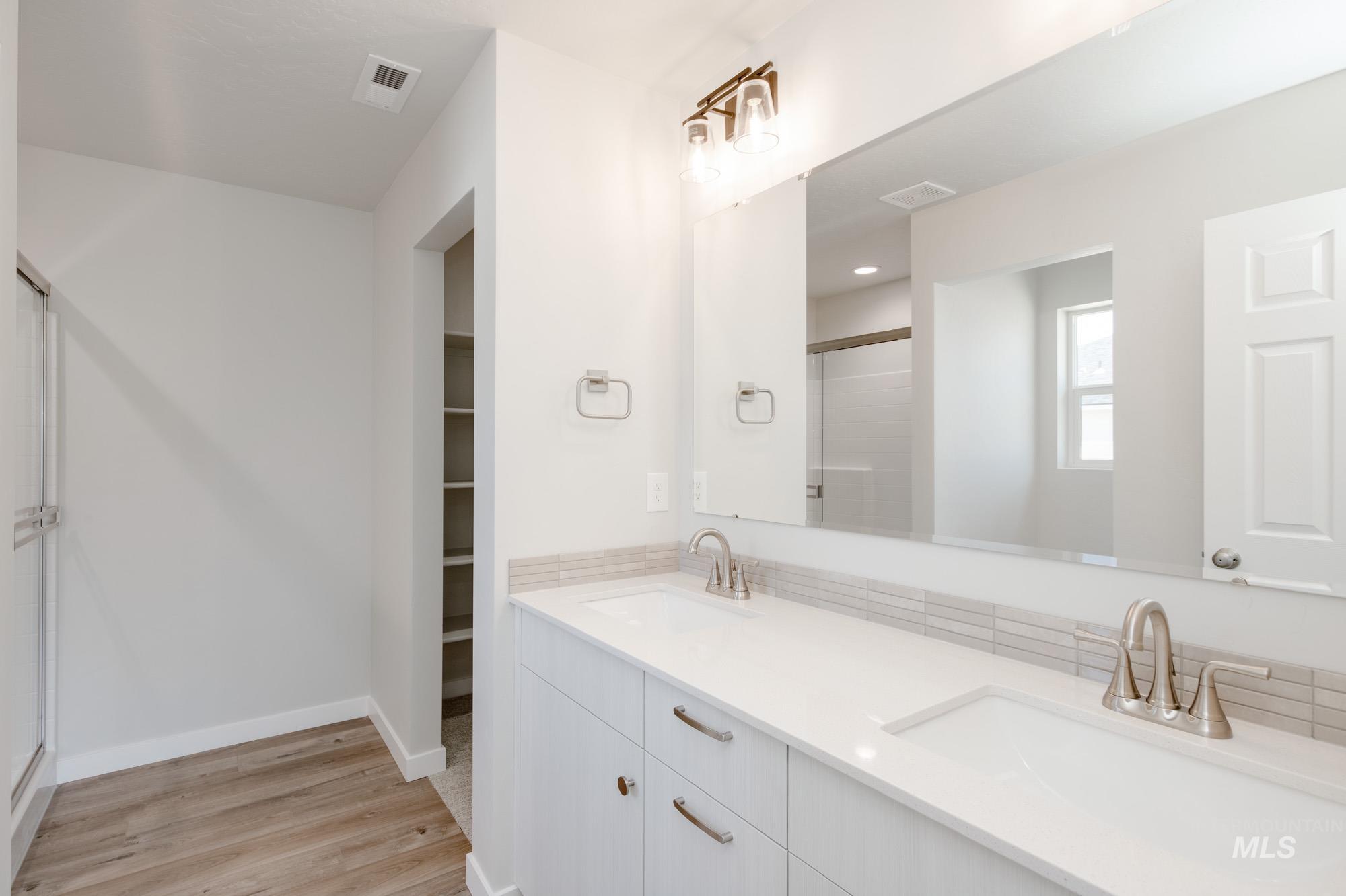 2064 N Thunderbolt St Property Photo 18