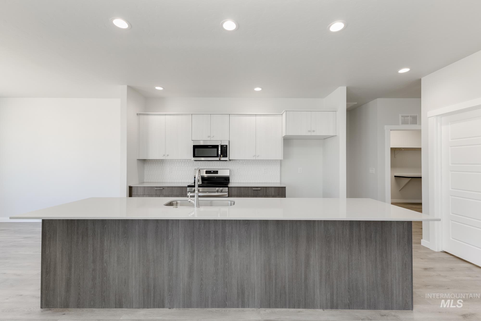 2326 N Lithodora Ave Property Photo 4