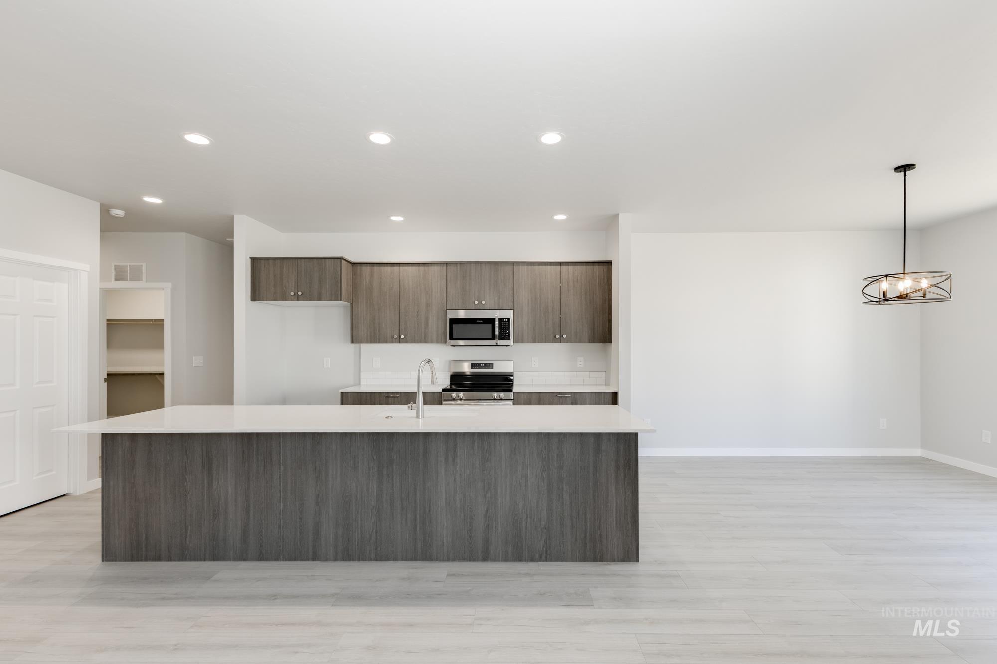 629 W Snowy Owl St Property Photo 4