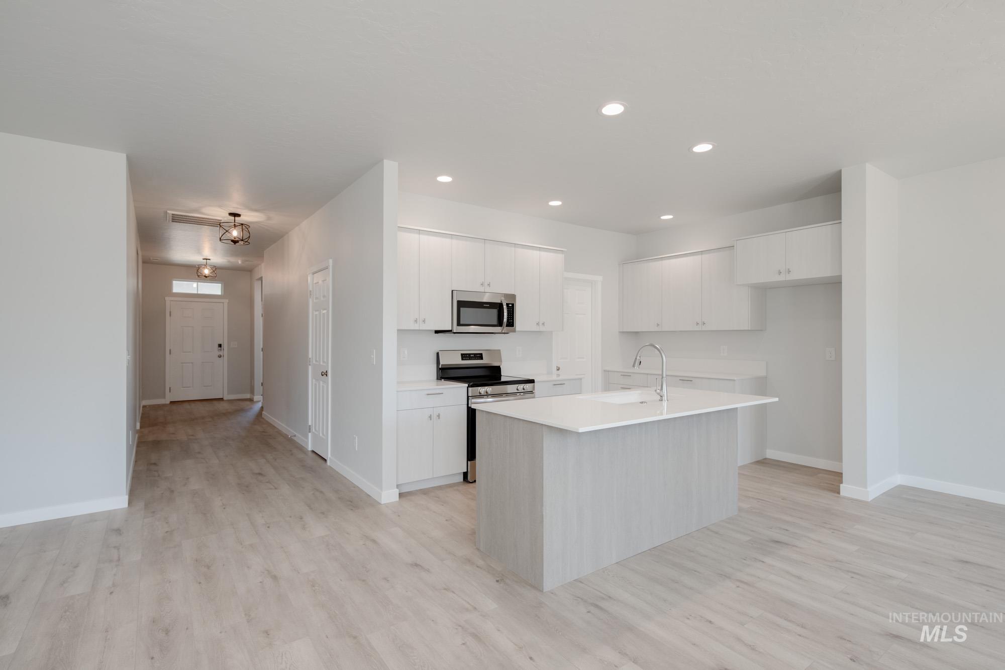 611 W Snowy Owl St Property Photo 4