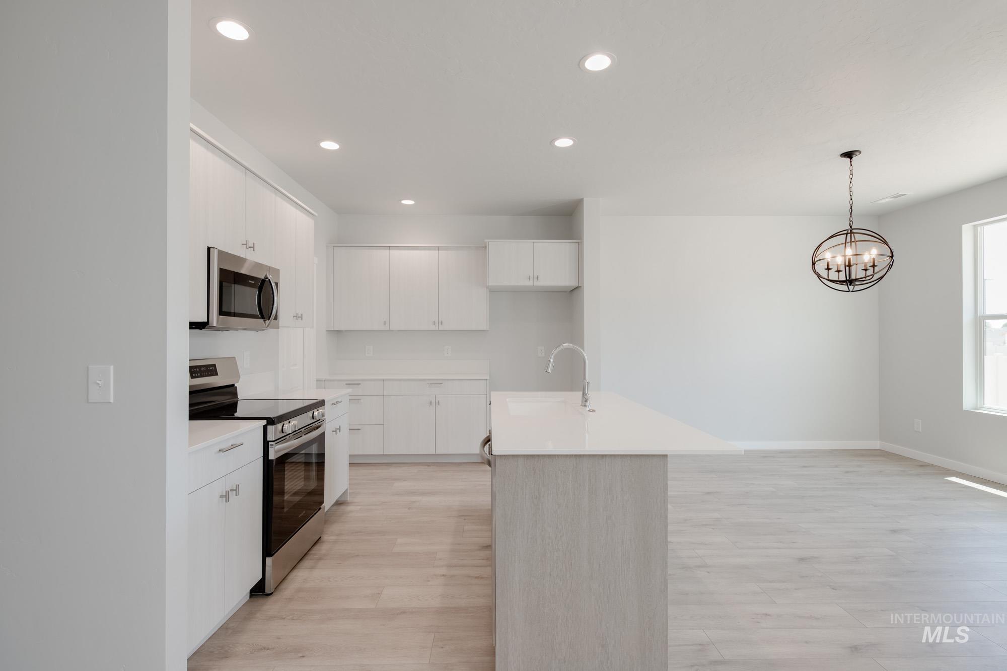 611 W Snowy Owl St Property Photo 6