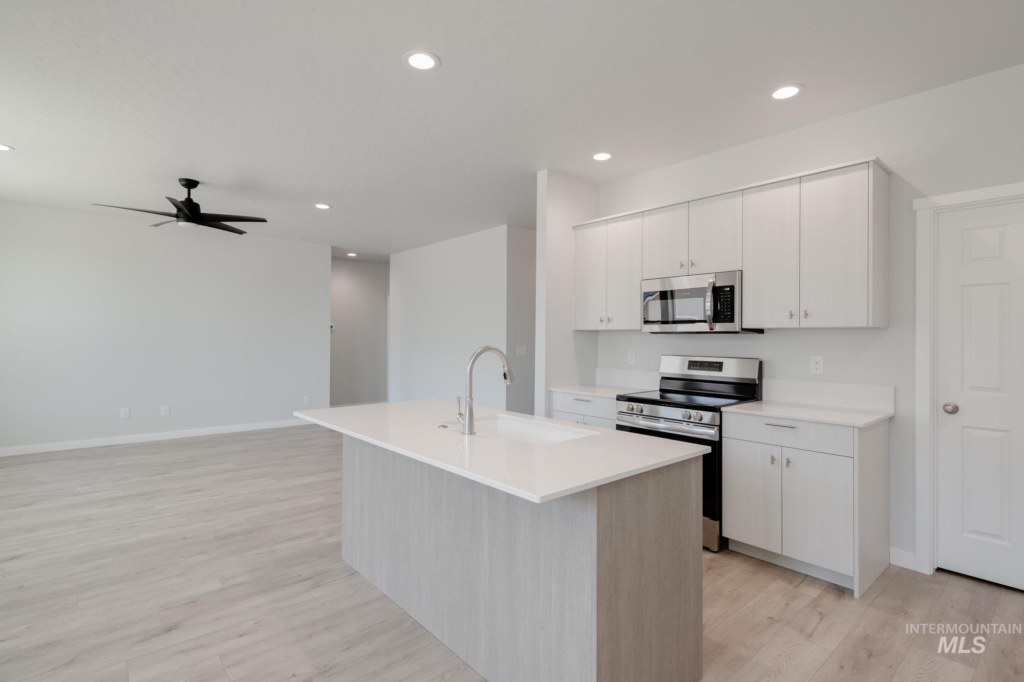 611 W Snowy Owl St Property Photo 8