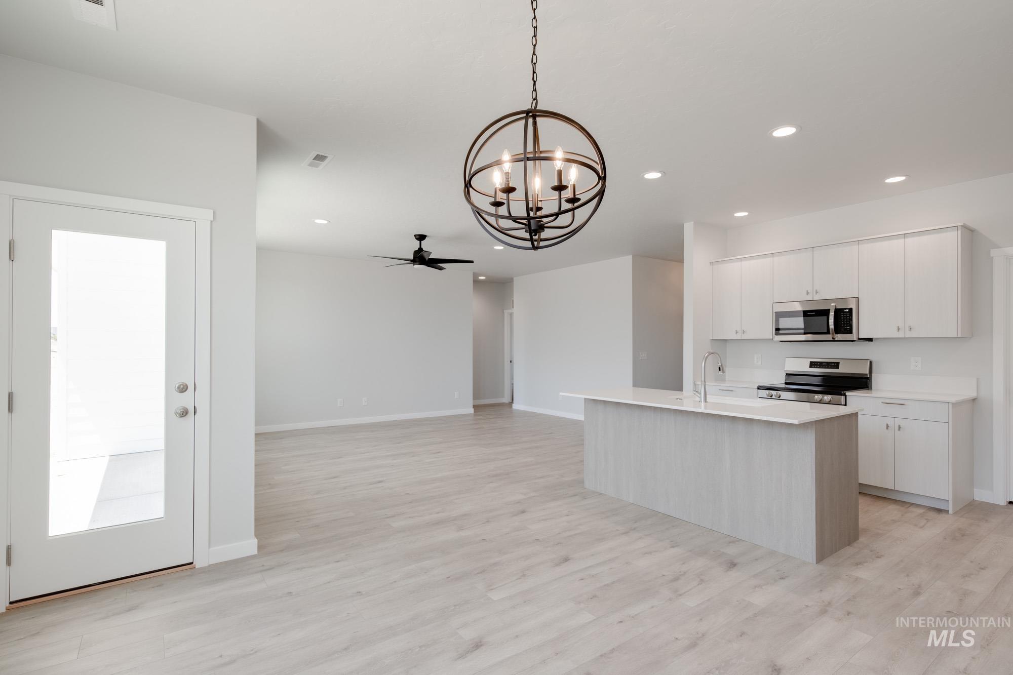 611 W Snowy Owl St Property Photo 9