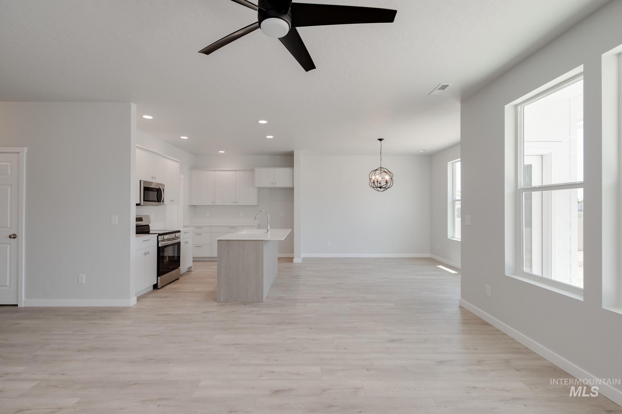 611 W Snowy Owl St Property Photo 15