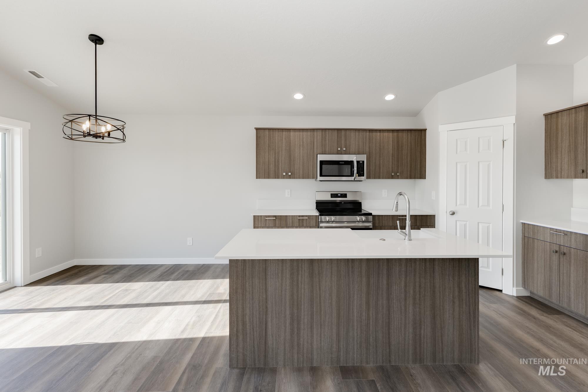 1436 N Coltsfoot Ave Property Photo 4