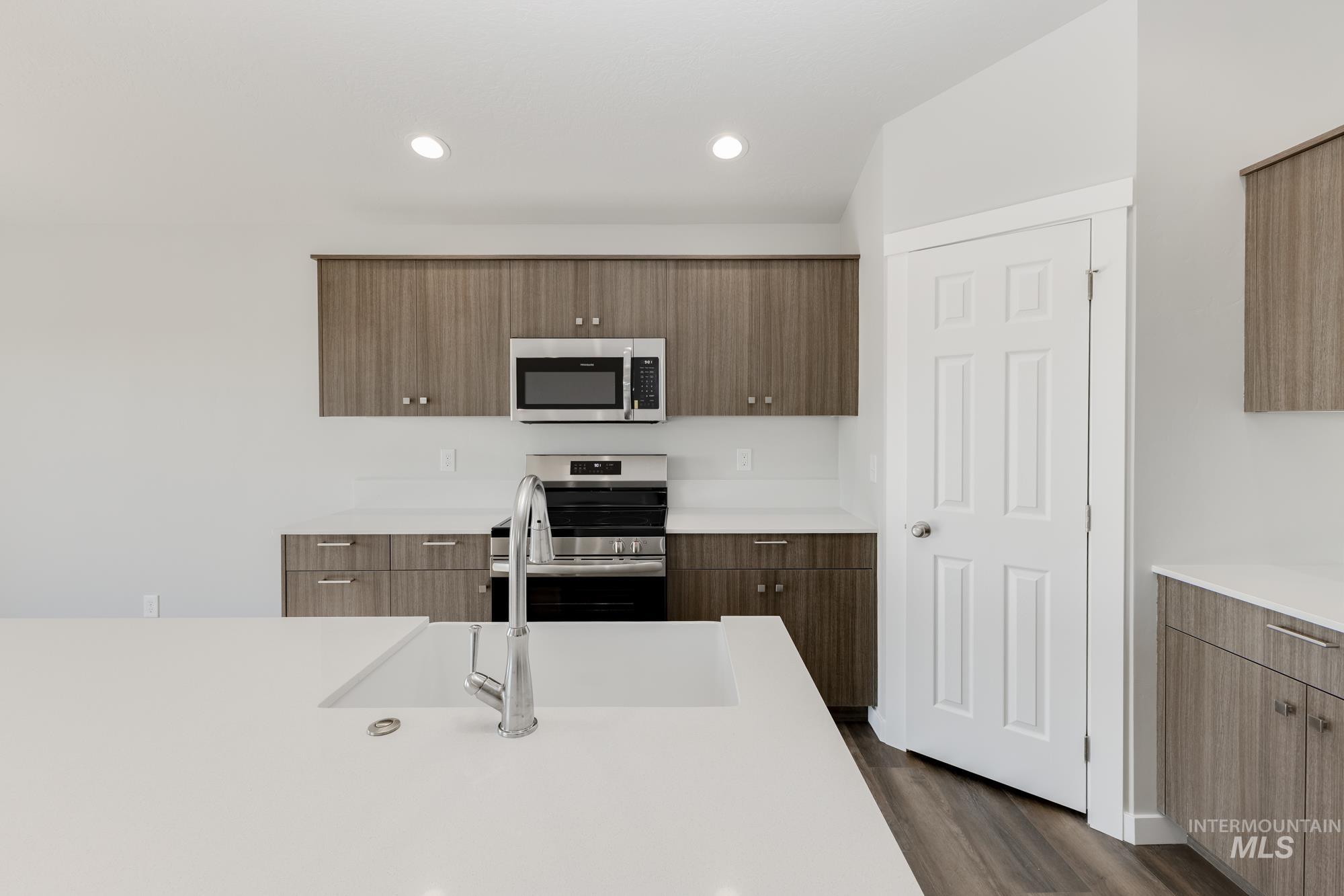 1436 N Coltsfoot Ave Property Photo 5