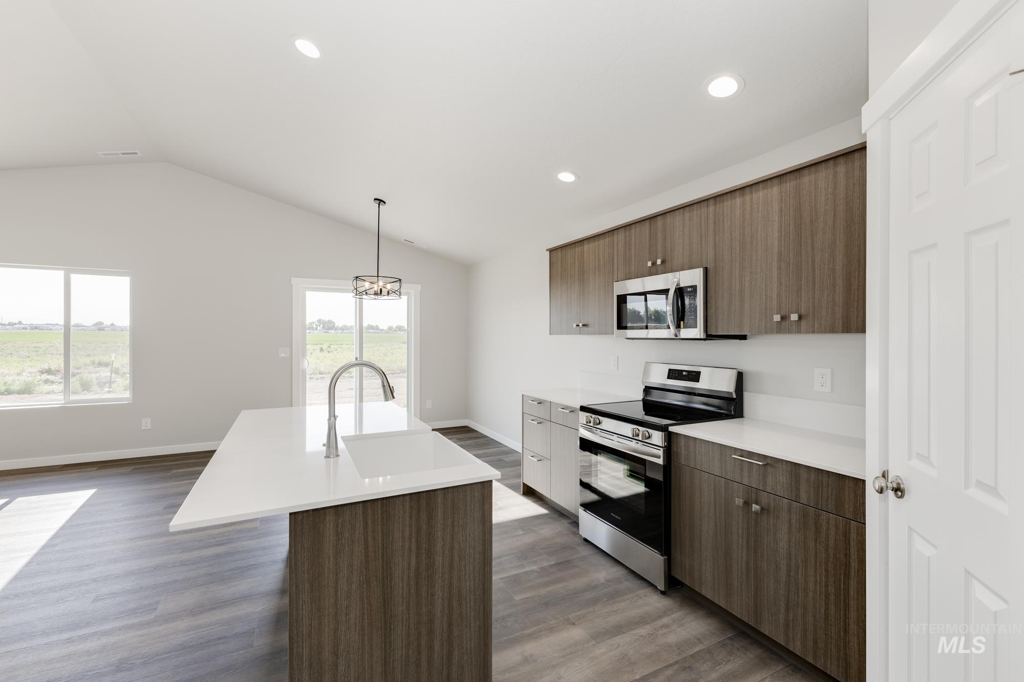 1436 N Coltsfoot Ave Property Photo 6