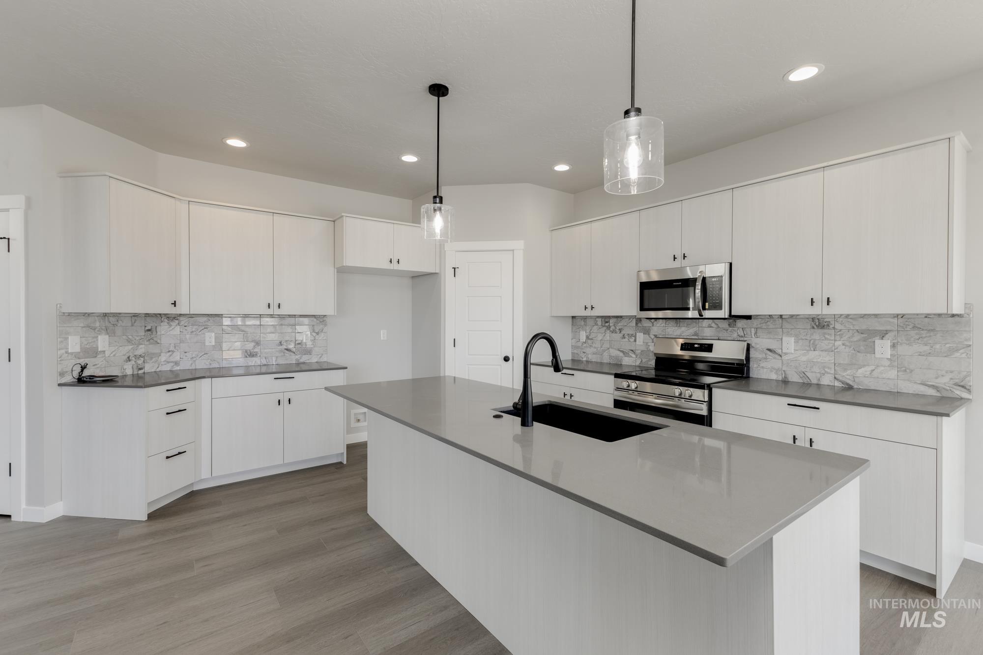 13726 Oliver Street Property Photo 5