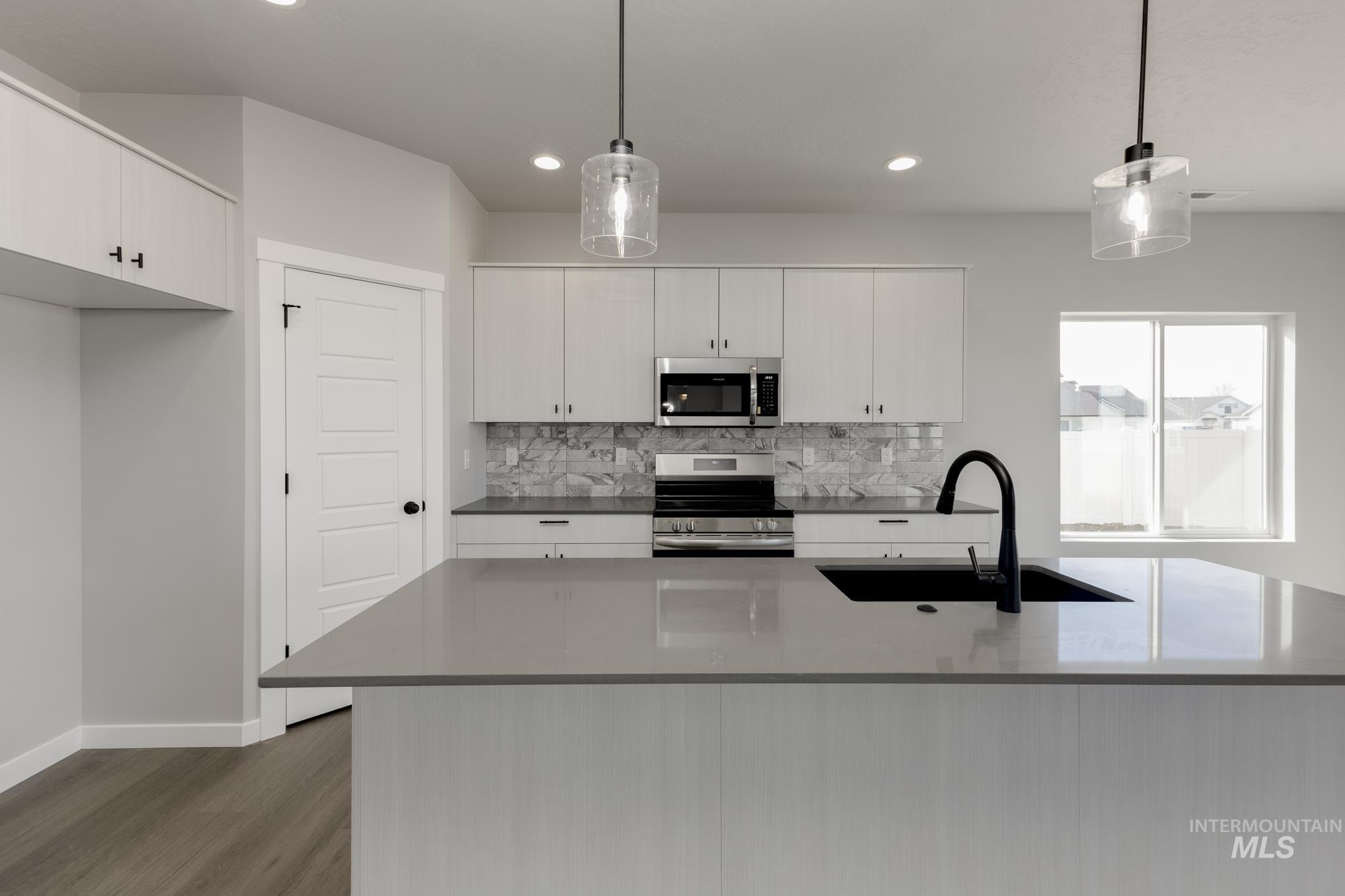 13726 Oliver Street Property Photo 6