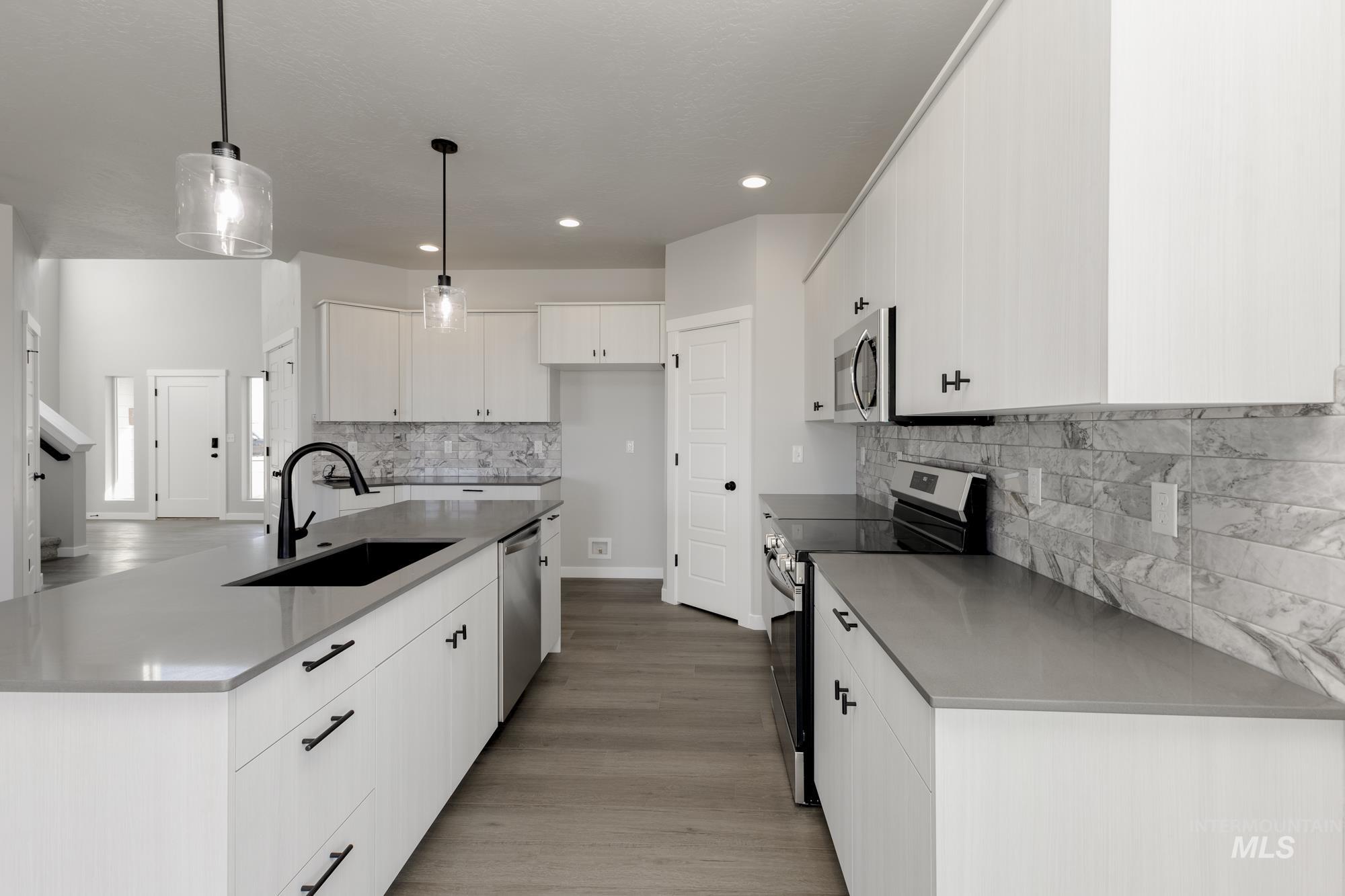 13726 Oliver Street Property Photo 7