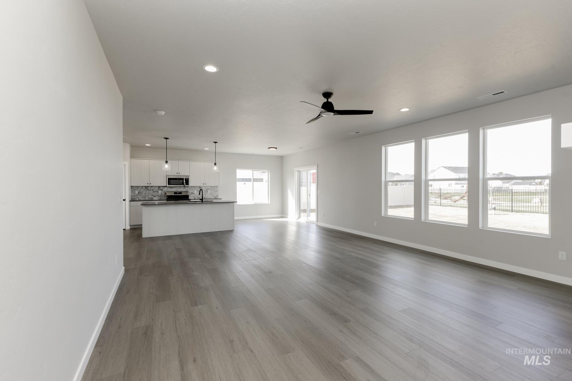 13726 Oliver Street Property Photo 8