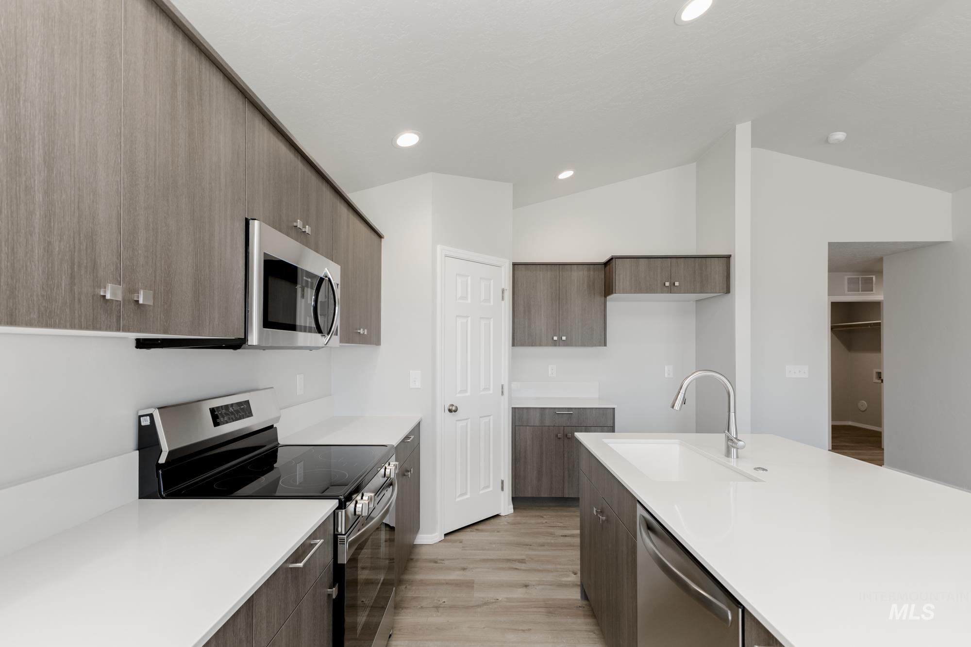 13389 Regrade St Property Photo 4