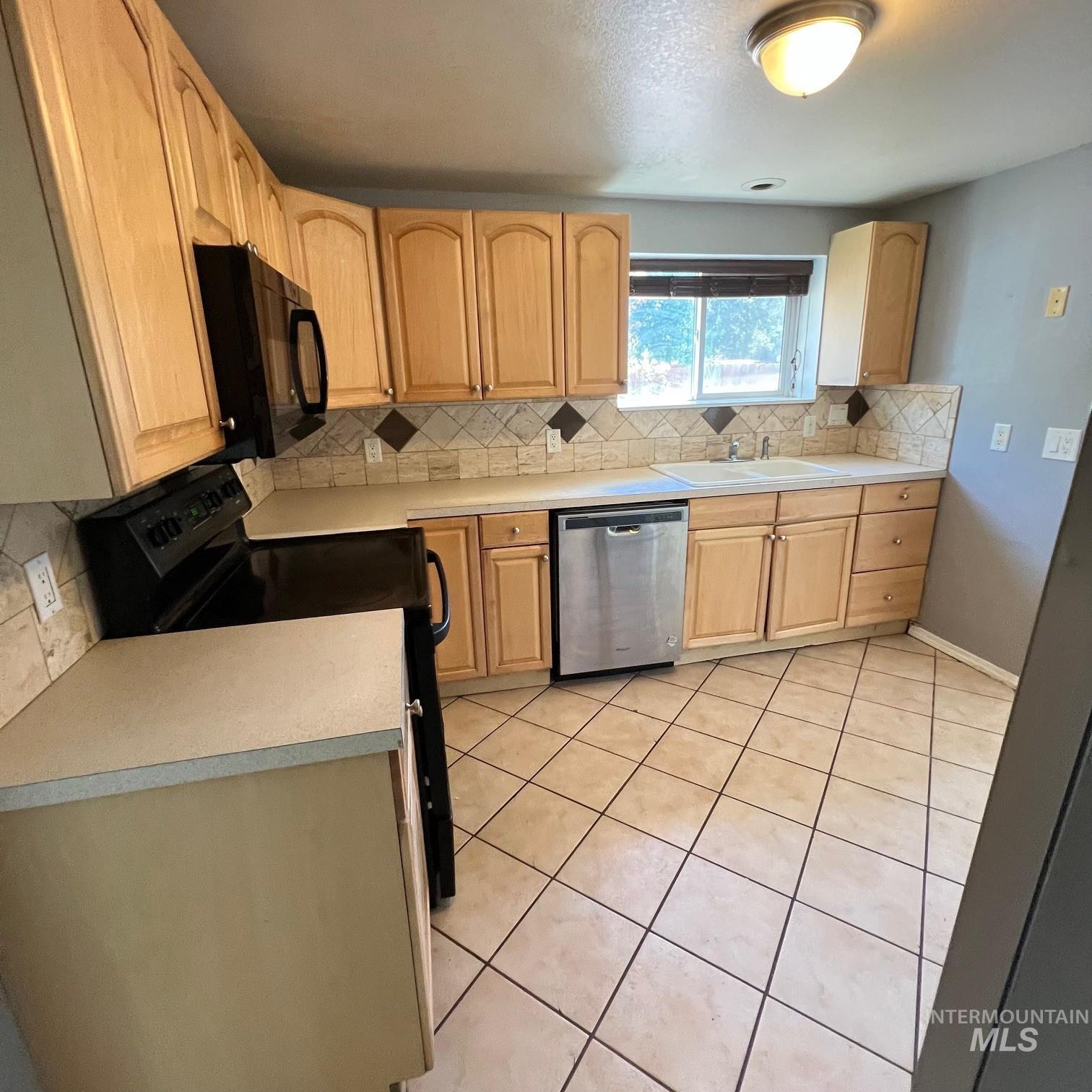 2095 S Shoshone Street Property Photo 4