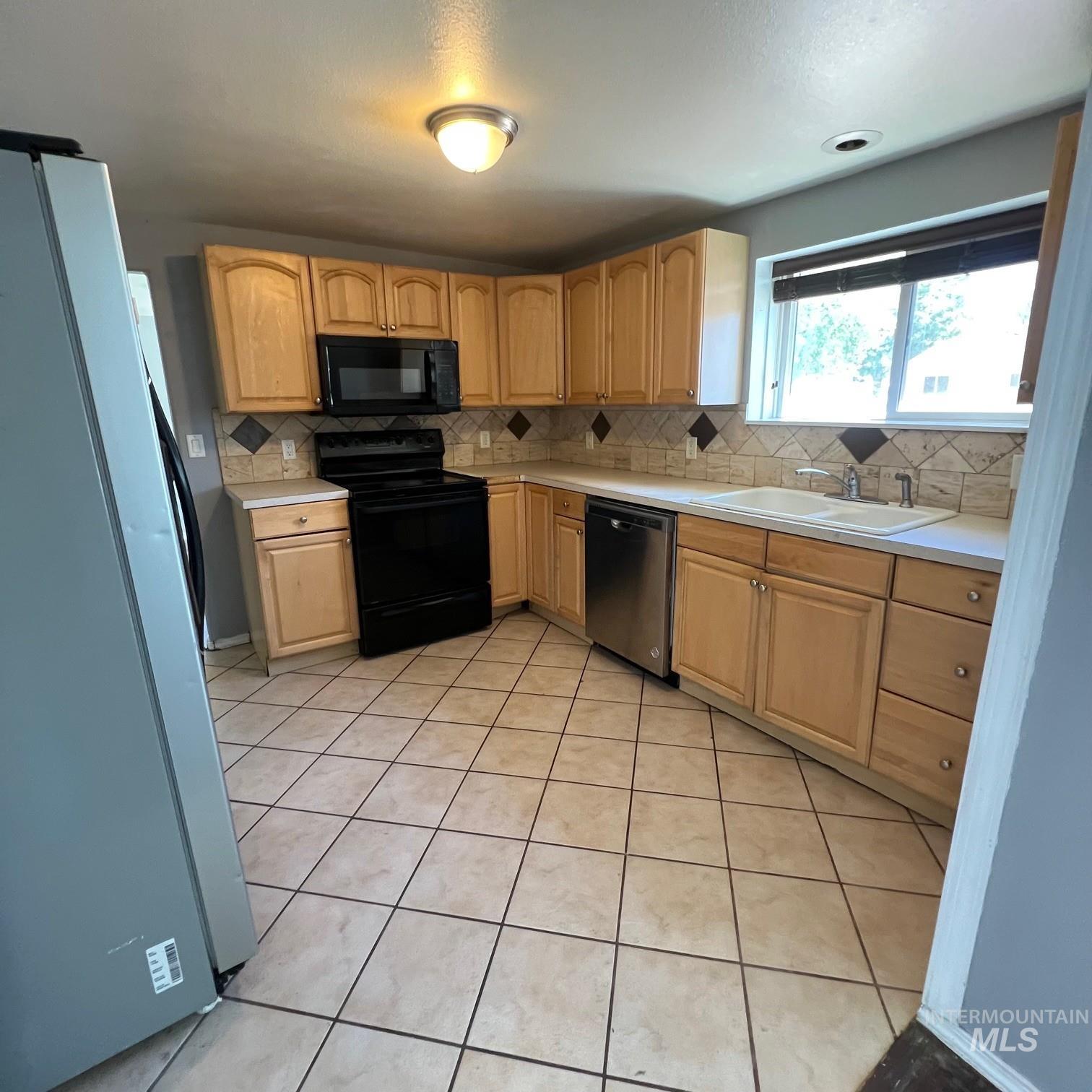 2095 S Shoshone Street Property Photo 5