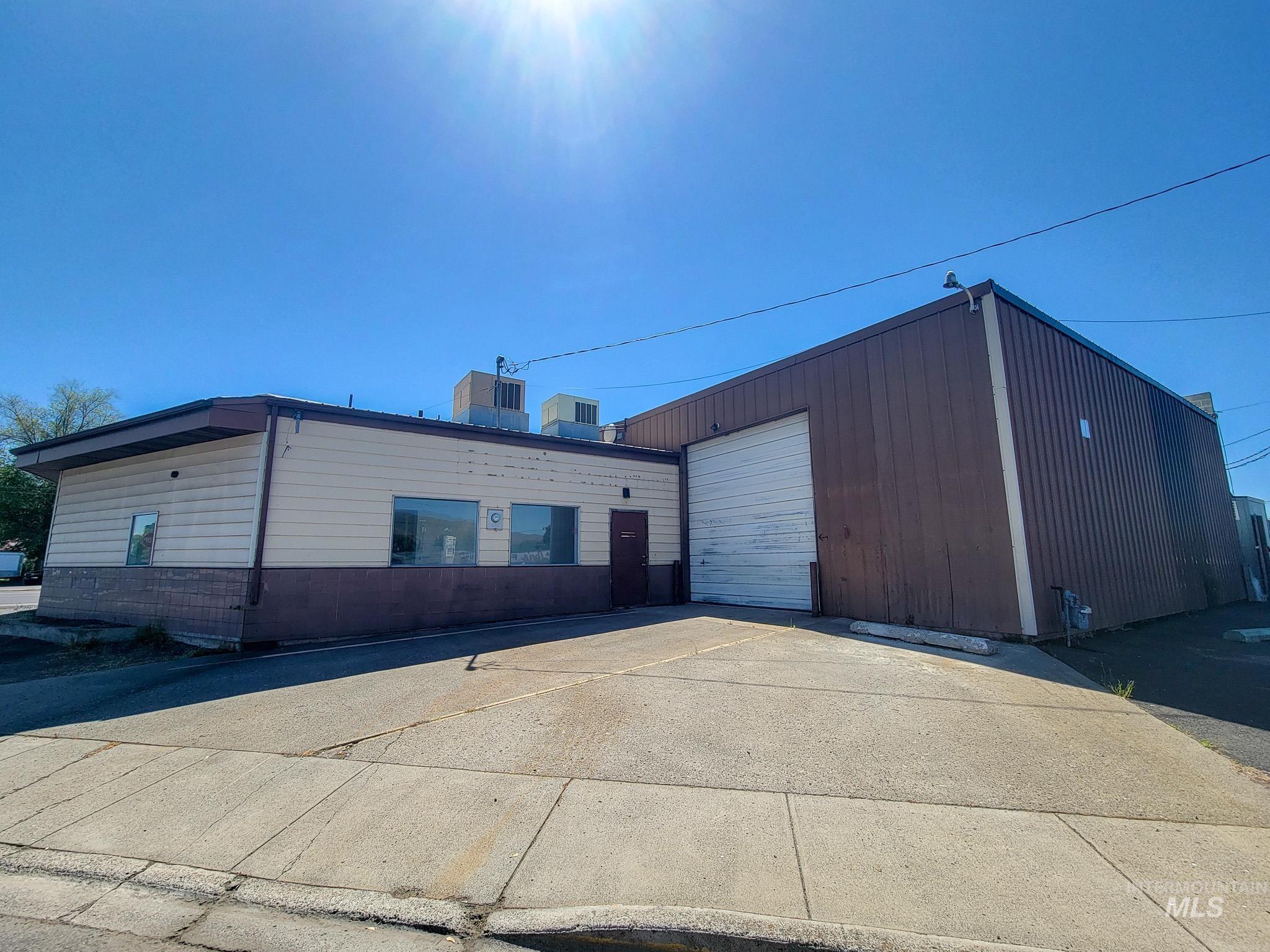 400 Diagonal Property Photo 2