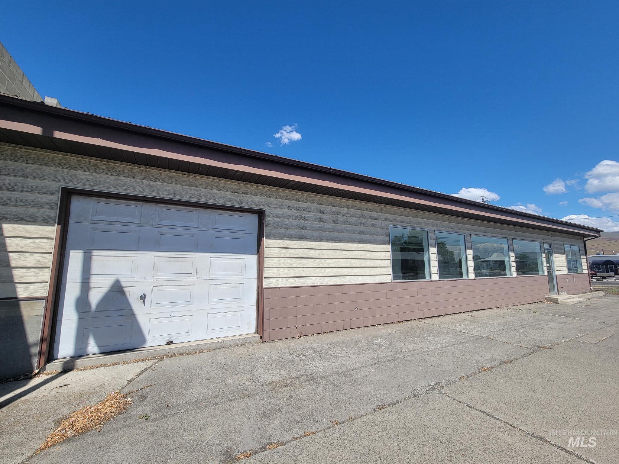 400 Diagonal Property Photo 3